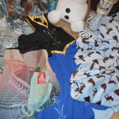 Lot 699 - Disneys FROZEN & Cinderella Themed Items