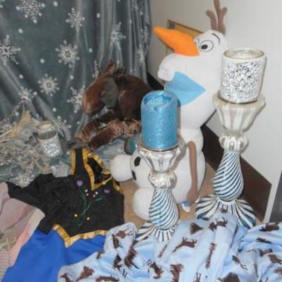 Lot 699 - Disneys FROZEN & Cinderella Themed Items