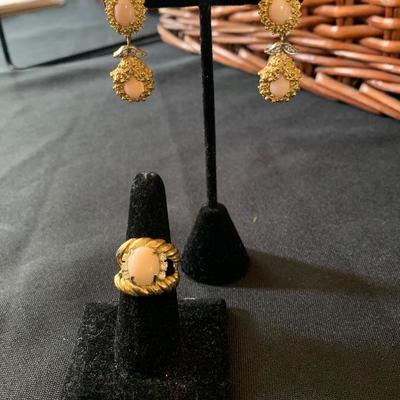 18k gold  and coral ring 