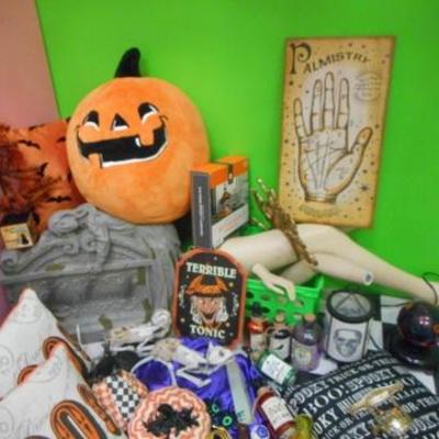 Lot 502 - Great Hanging Halloween Decoration + much more Halloween