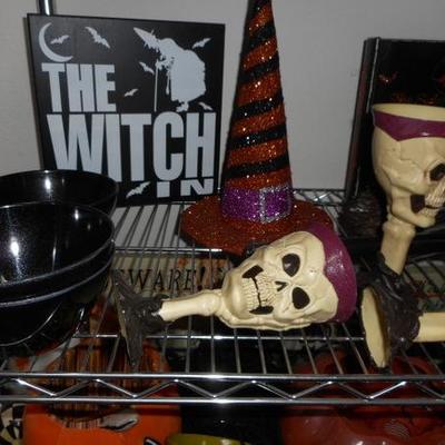 Lot 406 - Metro Rack & Halloween Goodies