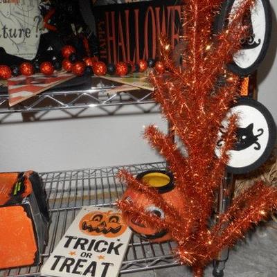 Lot 406 - Metro Rack & Halloween Goodies