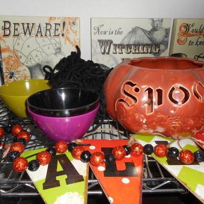 Lot 406 - Metro Rack & Halloween Goodies