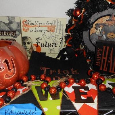 Lot 406 - Metro Rack & Halloween Goodies