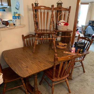 Dining room table w/8 chairs 