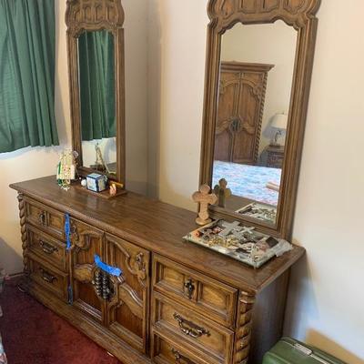 Vintage dresser w/mirrors 
