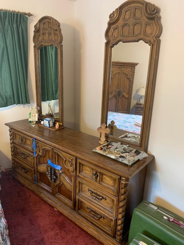 Vintage Dresser W Mirrors Estatesales Org