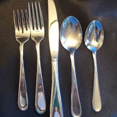 Oneida Stainless â€œFlight-Relianceâ€ 5pps service for 12 wServing Pieces