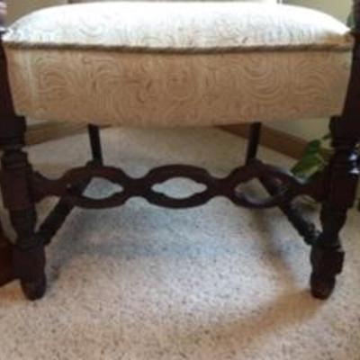 UPHOLSTERED ARM CHAIR