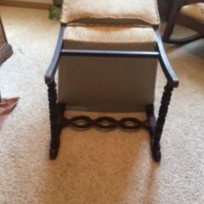 UPHOLSTERED ARM CHAIR