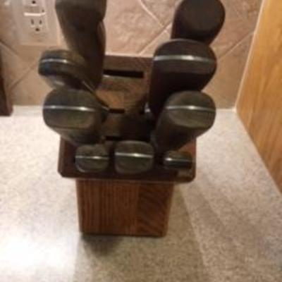 CHICAGO CUTLERY 9 KNIVES AND BLOCK