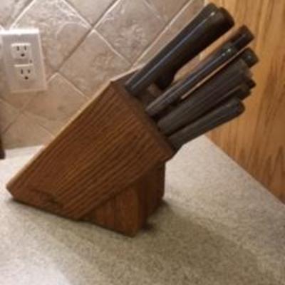 CHICAGO CUTLERY 9 KNIVES AND BLOCK