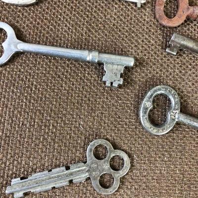 Lot #57 Vintage Skeleton Keys and Lock/keys 