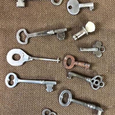 Lot #57 Vintage Skeleton Keys and Lock/keys 