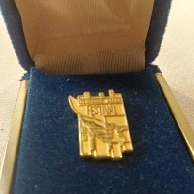 1989 Kentucky Derby Festival Gold Metal Pin