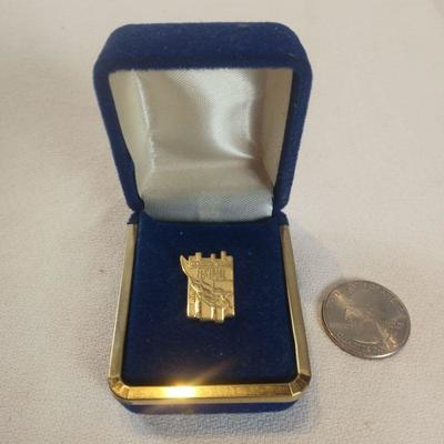 1989 Kentucky Derby Festival Gold Metal Pin