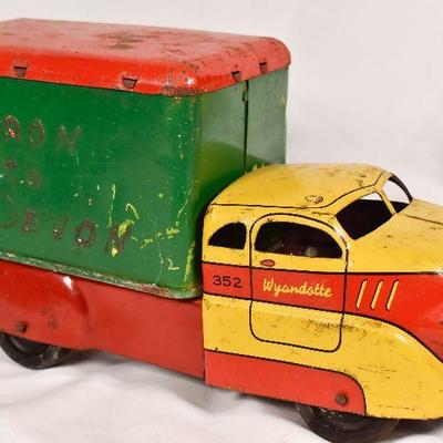 Lot 41: Wyandotte Railway Express Agency Truck #352 Vintage Tin Toy