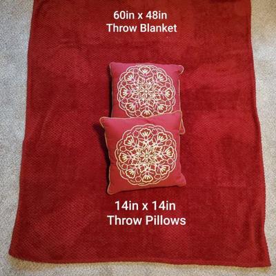 Decorative throw pillows with throw blanket