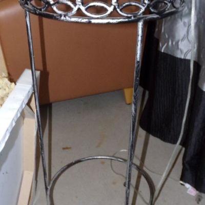 LOT 7  PLANT STAND, LAMP AND DECOR