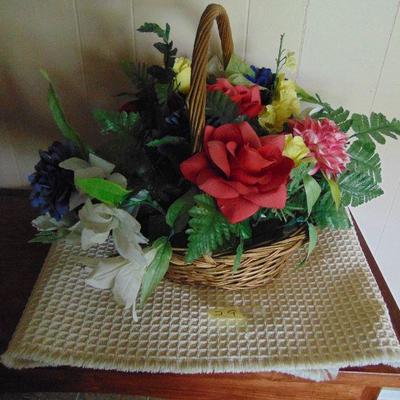 29 Table runner and flowers