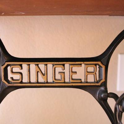 Lot 1 Antique Singer Sewing Machine in Cabinet