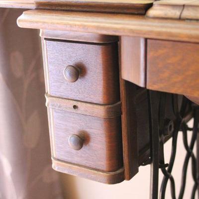Lot 1 Antique Singer Sewing Machine in Cabinet