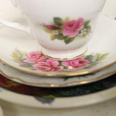 Lot 69 Tea Pots & Tea Cups