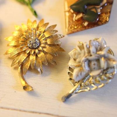 Lot 107 Vintage Brooches