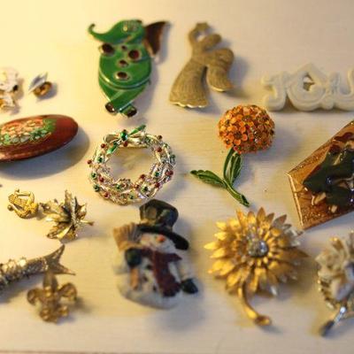 Lot 107 Vintage Brooches