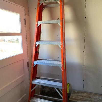 10' fiberglass ladder like new