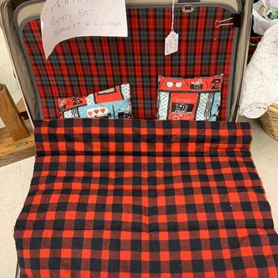 Travel puppy blanket and pillows set 