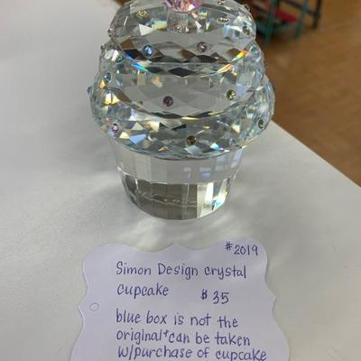 Simon design crystal cupcake 