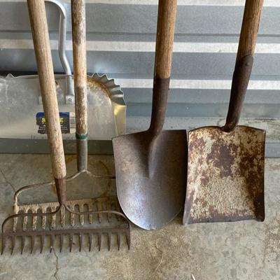Metal Garden Tools 2 rakes and 2 shovels-Lot 665