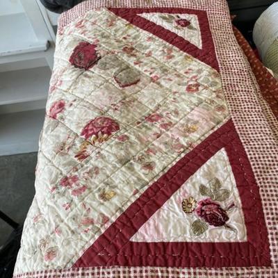 Cream/Burg Quilt with bed skirt and shams 100x90 -Lot 706