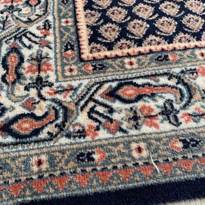 Oriental-style wool rug approx. 4 x 6