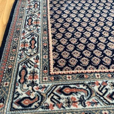Oriental-style wool rug approx. 4 x 6