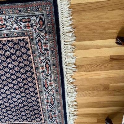 Oriental-style wool rug approx. 4 x 6