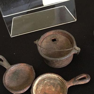 3 toy miniature cast iron skillets and a carved doctor or carpetbagger - you decide :o)