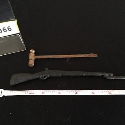 Lot of Vintage cast iron rifle with bayonette and small mallet hammer