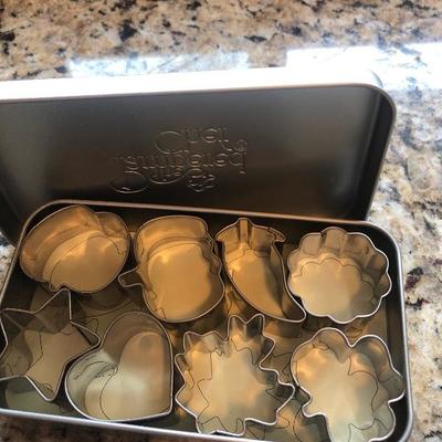 Pampered chef cookie cutter set 