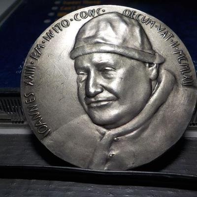 Sterling Silver Pope Pious X111, collector coin.