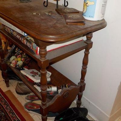 Vintage corner or end Table with bottom book shelve.