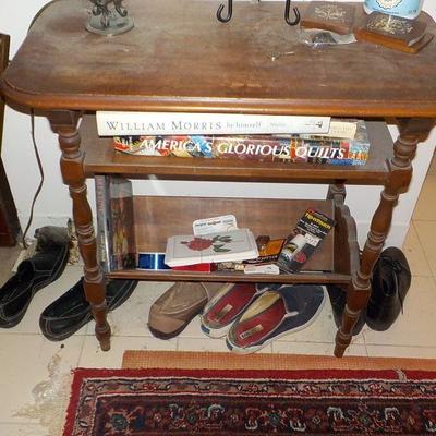 Vintage corner or end Table with bottom book shelve.