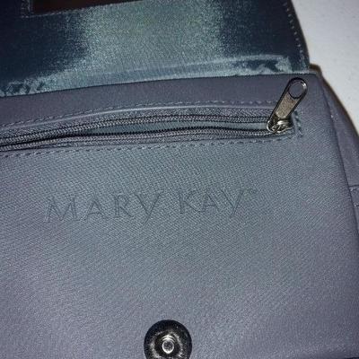 Lot: 8 small various styles of purses