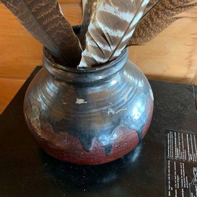 Pottery bowl with feathers 