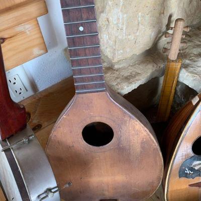 Older Mandolin  / no strings