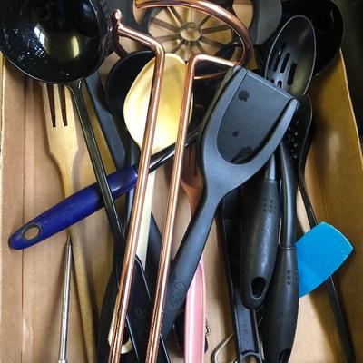 17 piece utensils and Accessory set