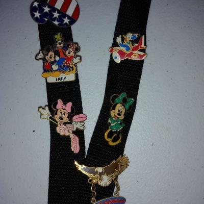 Lot of 6 Pins - 2001 Disney Trading Pins & Busch Gardens