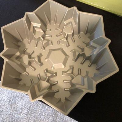 4 Pieces NEW - Lemon Cake Mold Pan, Waffle Cone Cake Pan (too cool), Starburst Mold Pan, 2-pc cutting board