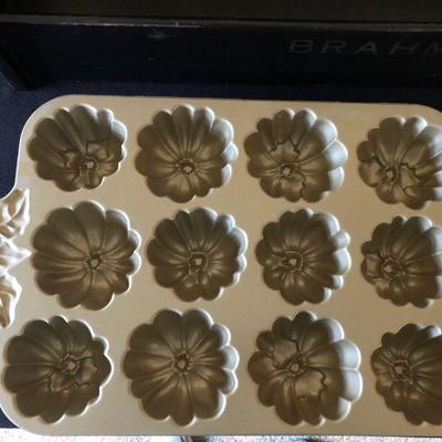 Lot of 5 Decorative Cake Pan Holiday Bundt Molds NEW!